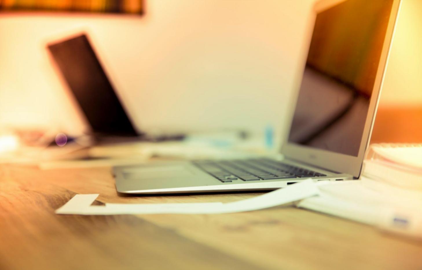 Profissionais analisando dados financeiros em ambiente corporativo moderno